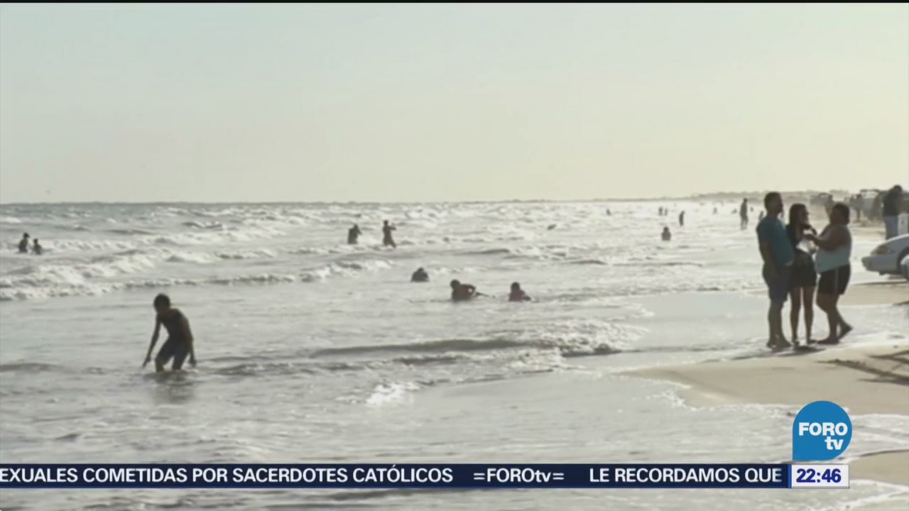 Habitantes y turistas mitigan el calor en las playas en Sonora