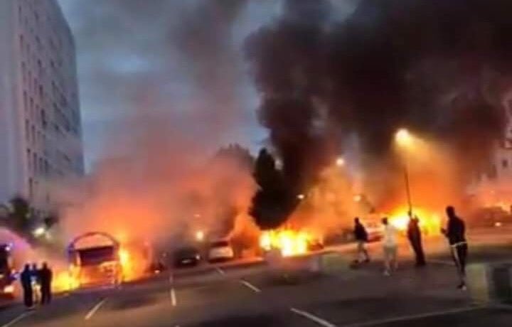 Encapuchados arrojan gasolina y prenden fuego a vehículos en Suecia Un grupo de hombres encapuchados arrojan gasolina y prenden fuego a varios vehículos en la ciudad de Gothenburg, Suecia PACO