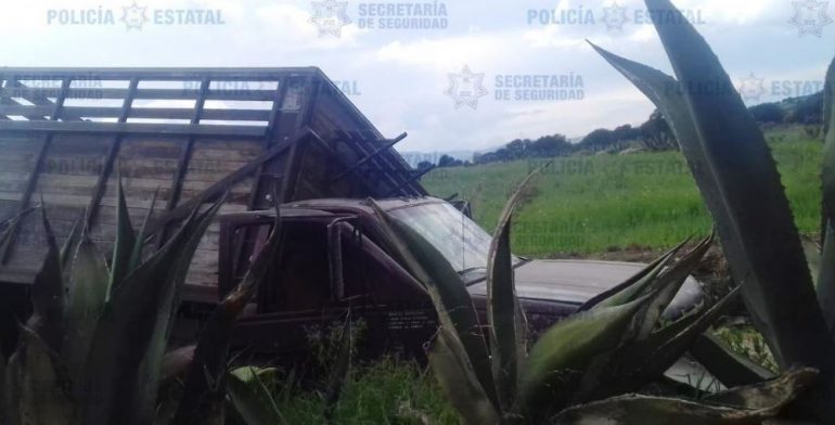 Huachicoleros abandona camioneta con litros de combustible en Axapusco