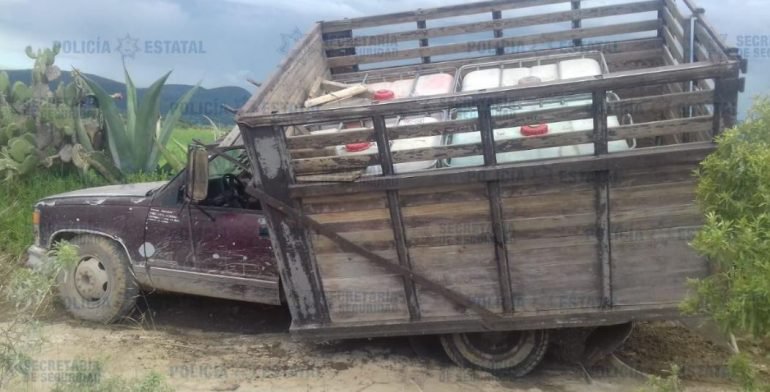 Huachicoleros abandonan camioneta con 3 mil litros de combustible en Axapusco