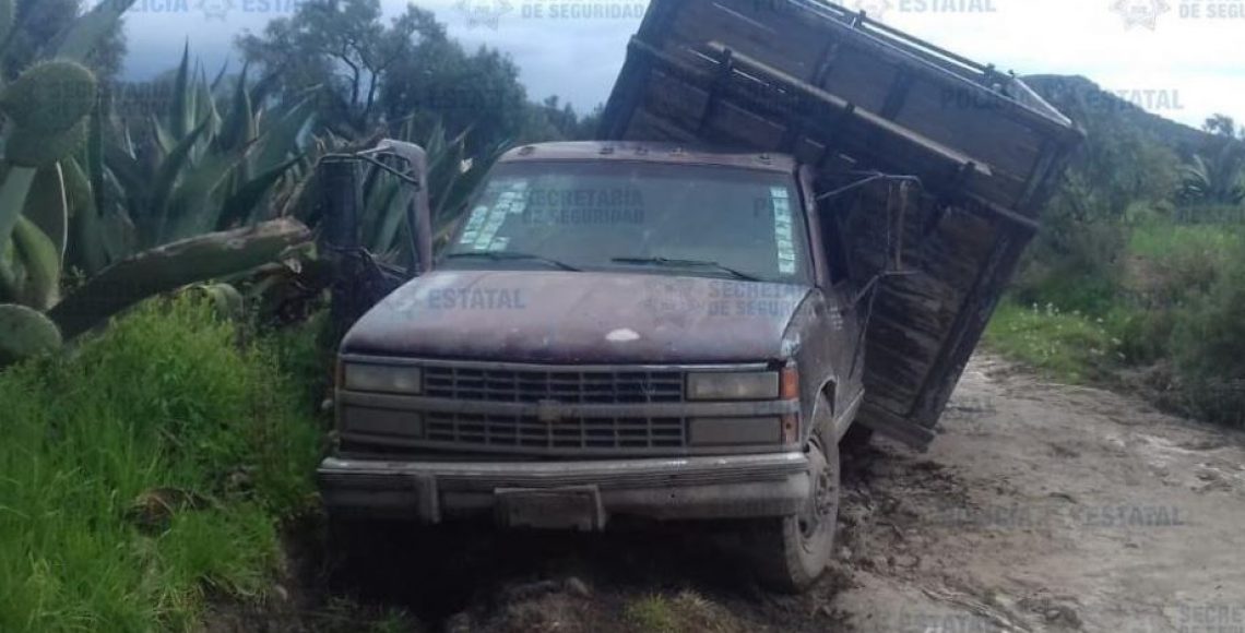 Huachicoleros abandona camioneta con litros de combustible en Axapusco