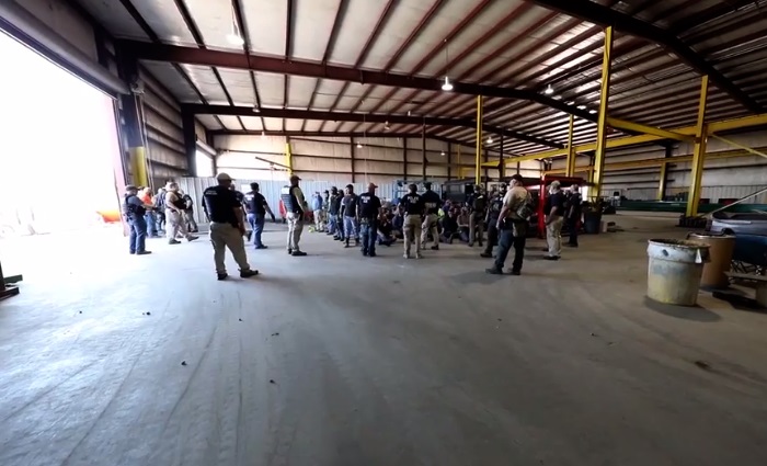 Arrestan a 160 indocumentados en fábrica de remolques en Texas