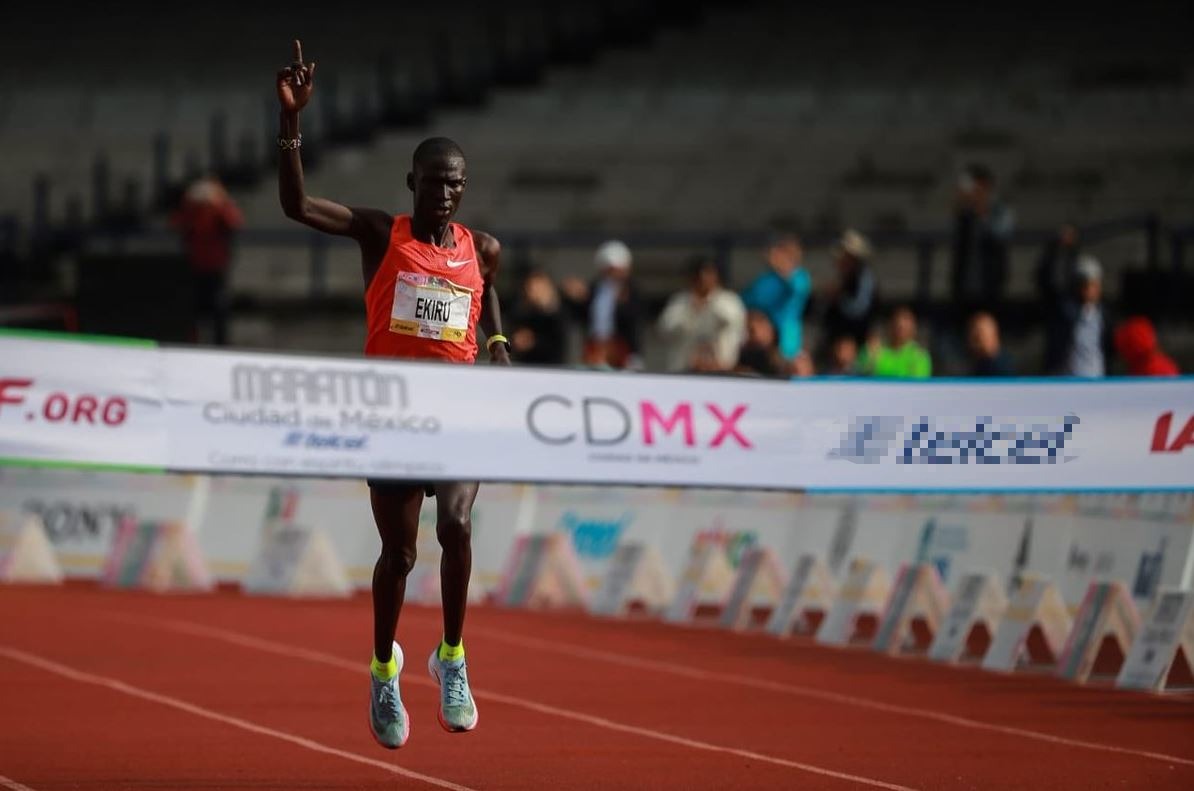 El keniano Titus Ekiru rompe récord en el Maratón de la CDMX