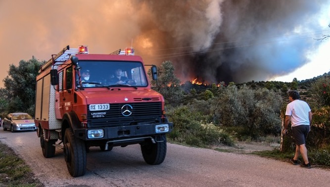 Incendio en isla griega de Eubea obliga a evacuar pueblos