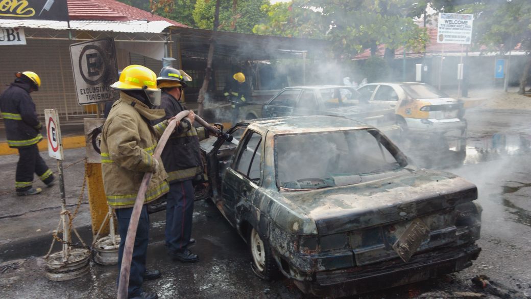 Incendio consume cinco vehículos en centro de Acapulco