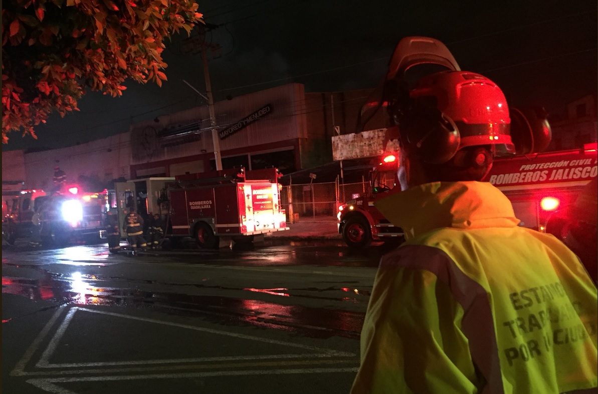 Desalojan departamentos en Guadalajara por incendio