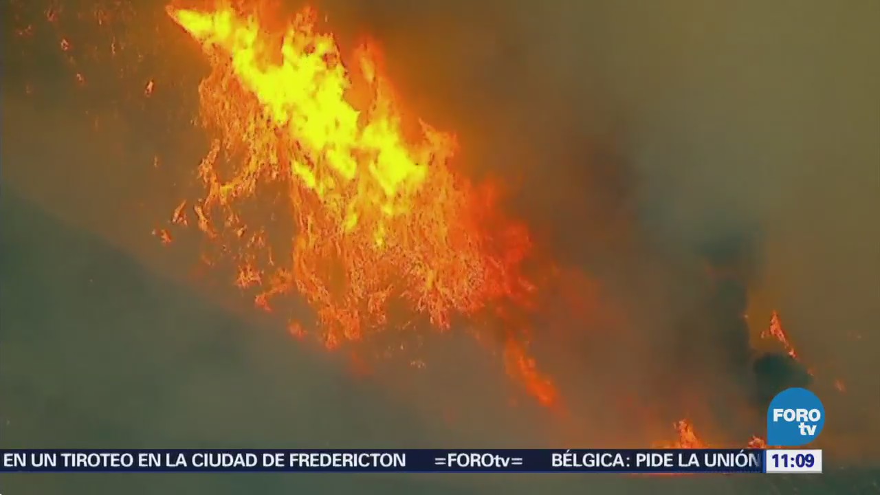 Incendio forestal amenaza miles de viviendas en California