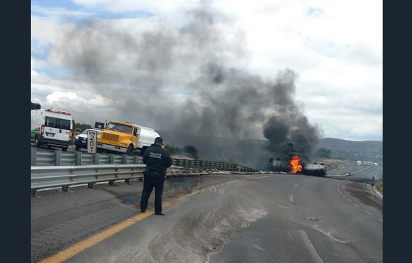 Incendio pipa Puebla; no se reportan víctimas