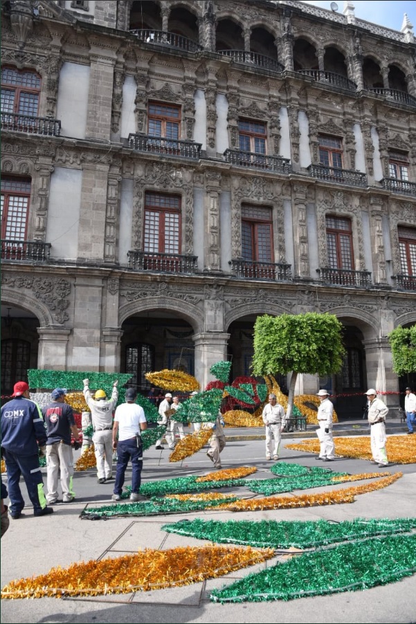 Independencia de México representada en mosaicos en el Zócalo CDMX
