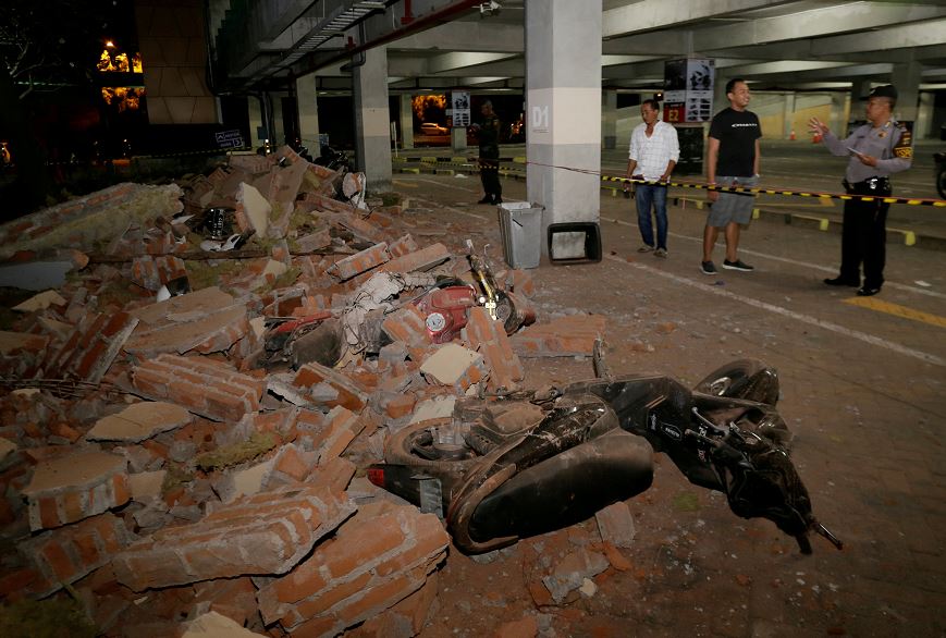 Suman 82 muertos por sismo de magnitud 7 en Indonesia