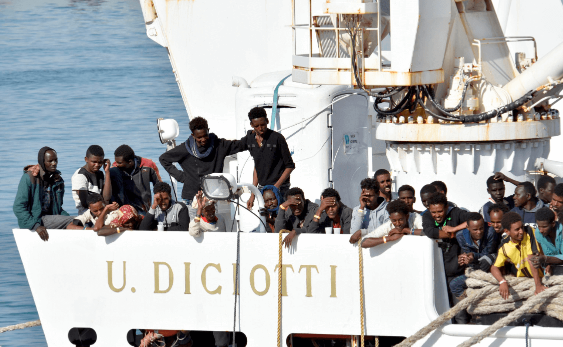 Italia permite atracar a barco con inmigrantes