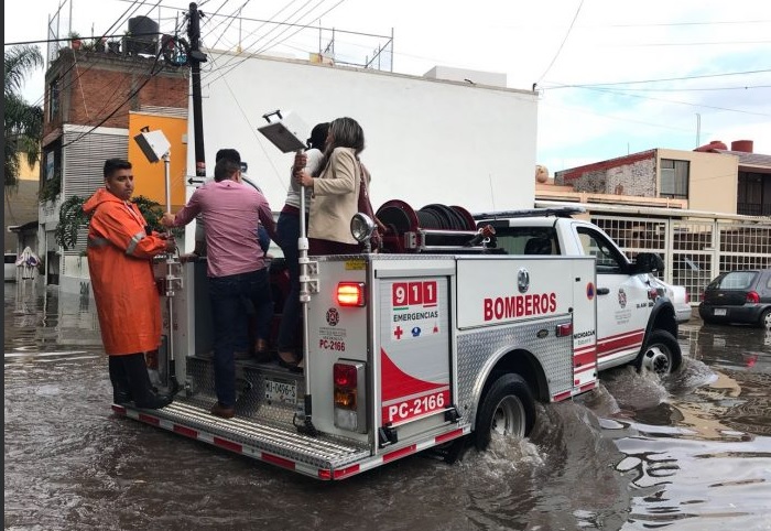 Intensa lluvia Morelia causan inundaciones; hay un lesionado
