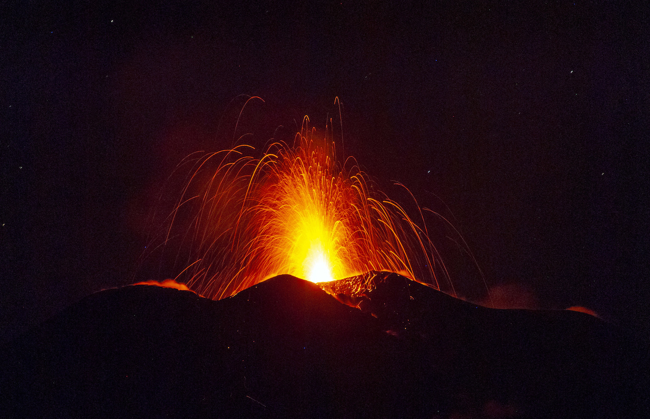 Erupción del Monte Etna continúa con emisión de gases y temblores