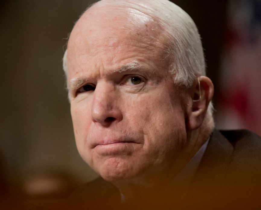 John McCain suspende tratamiento de cáncer cerebral