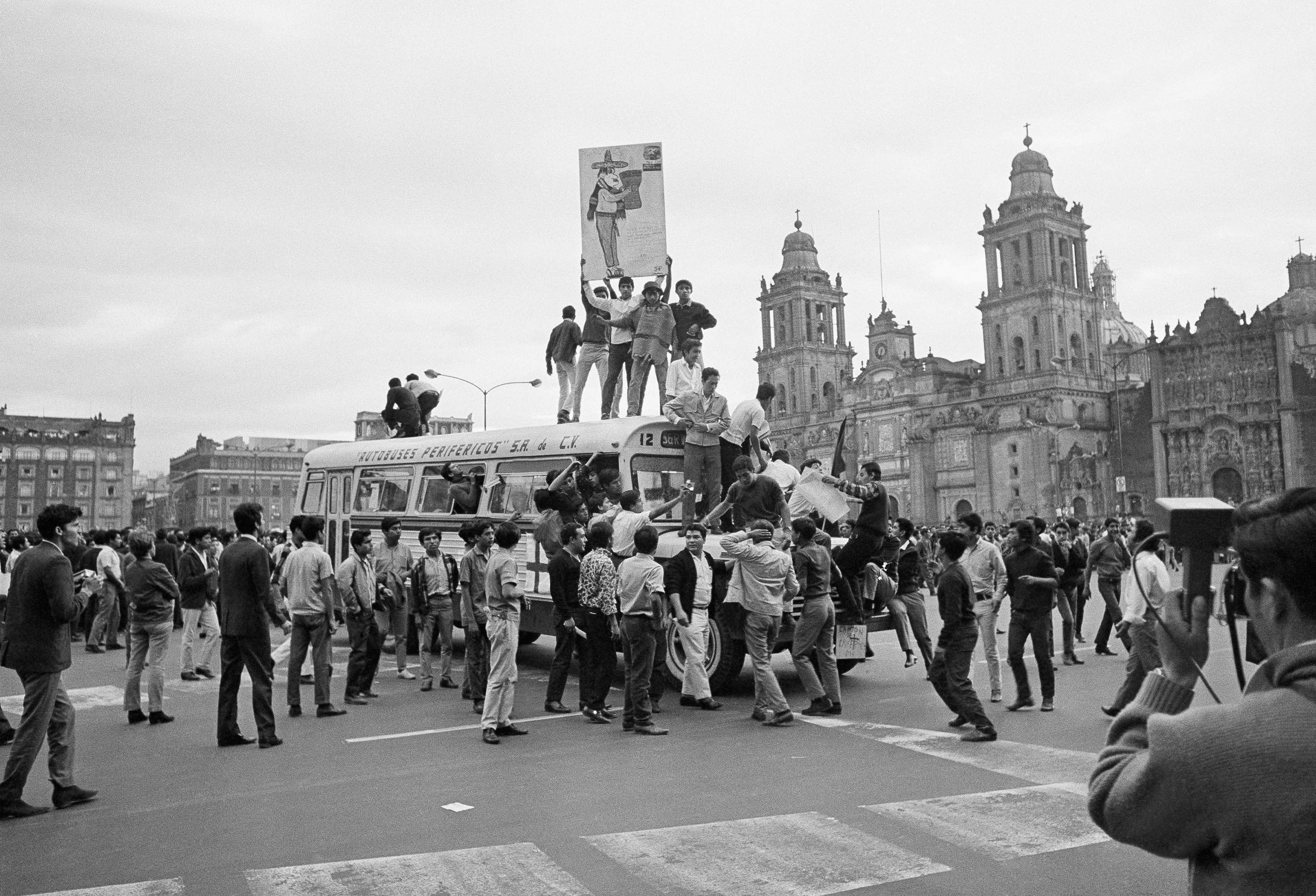 jovenes-estudiantes-protestas-zocalo-1968-mexico-68