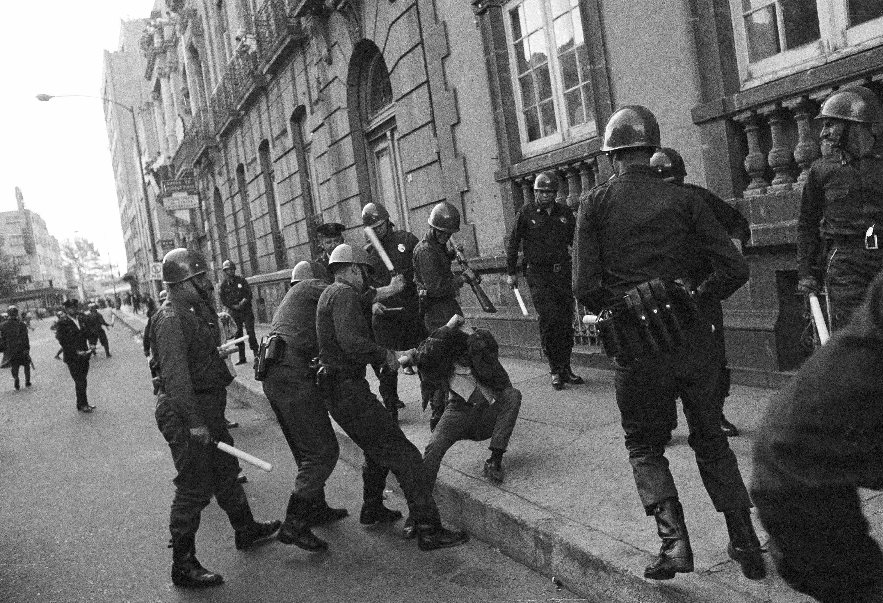 jovenes-preparatoria-1968-mexico-68-estudiantes-policia