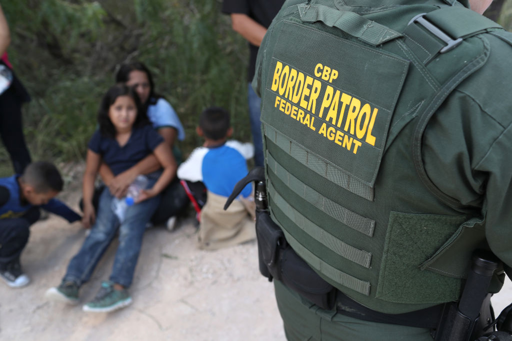 Permiten salida voluntaria de niños migrantes retenidos en Estados Unidos