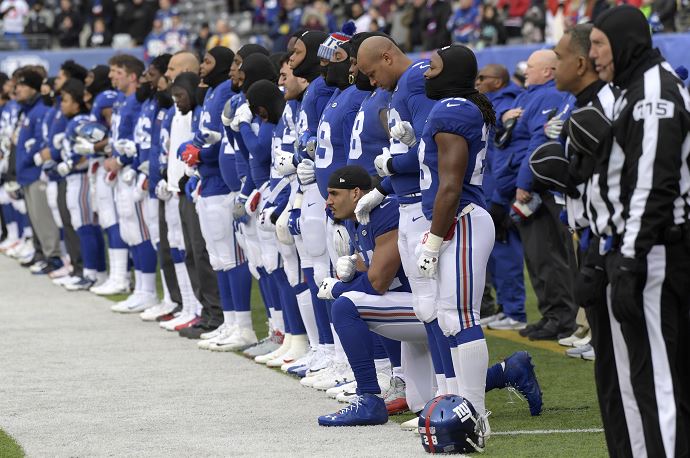 Jugadores de NFL que se arrodillan en himno no deben recibir pago, pide Trump