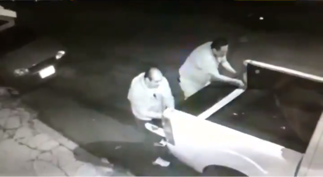 Ladrones roban faros y puerta de una camioneta en Coyoacán