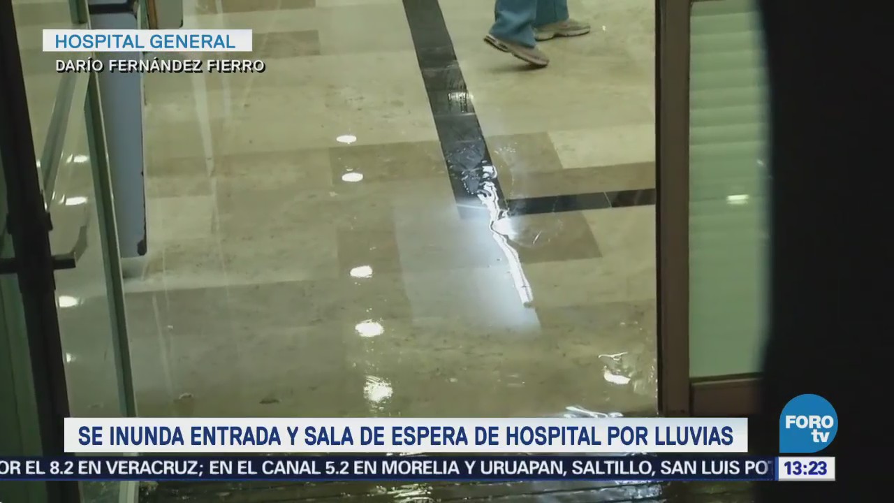Lluvias en CDMX inundan entrada y sala de espera de hospital