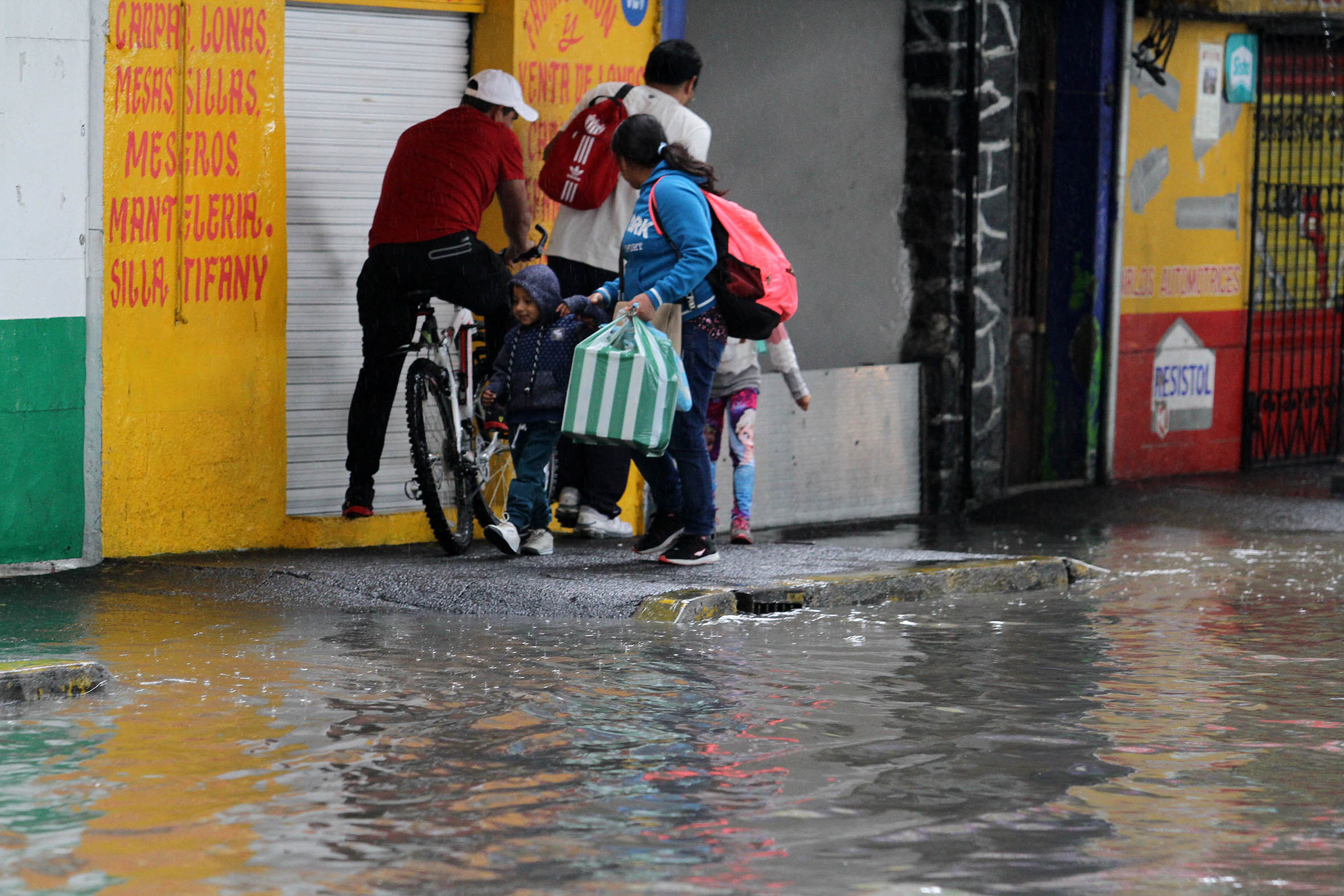 fuerte lluvia arrastra vehiculos estado de mexico
