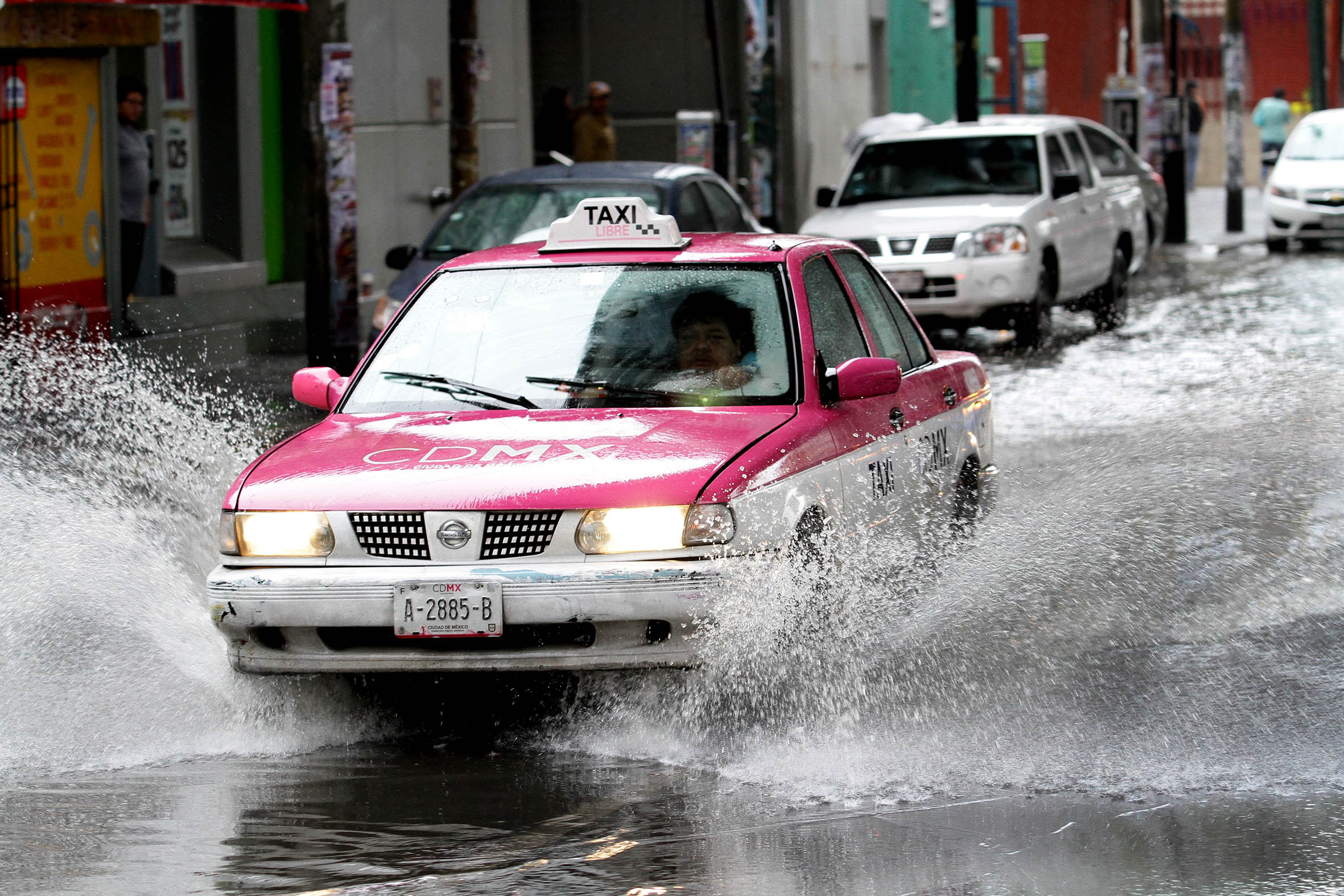 fuerte lluvia arrastra vehiculos estado de mexico