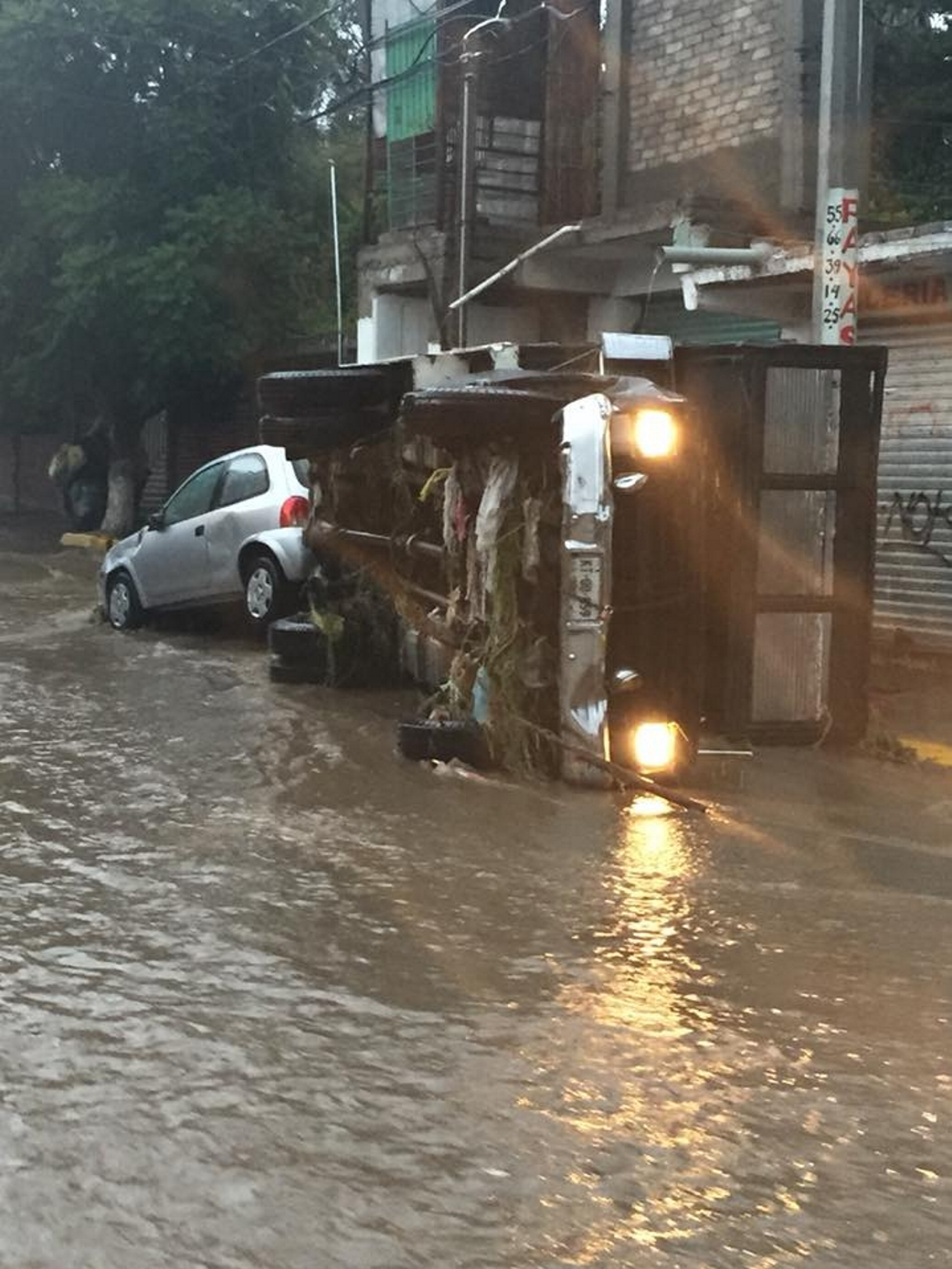 Fuerte lluvia arrastra vehículos en el Estado de México