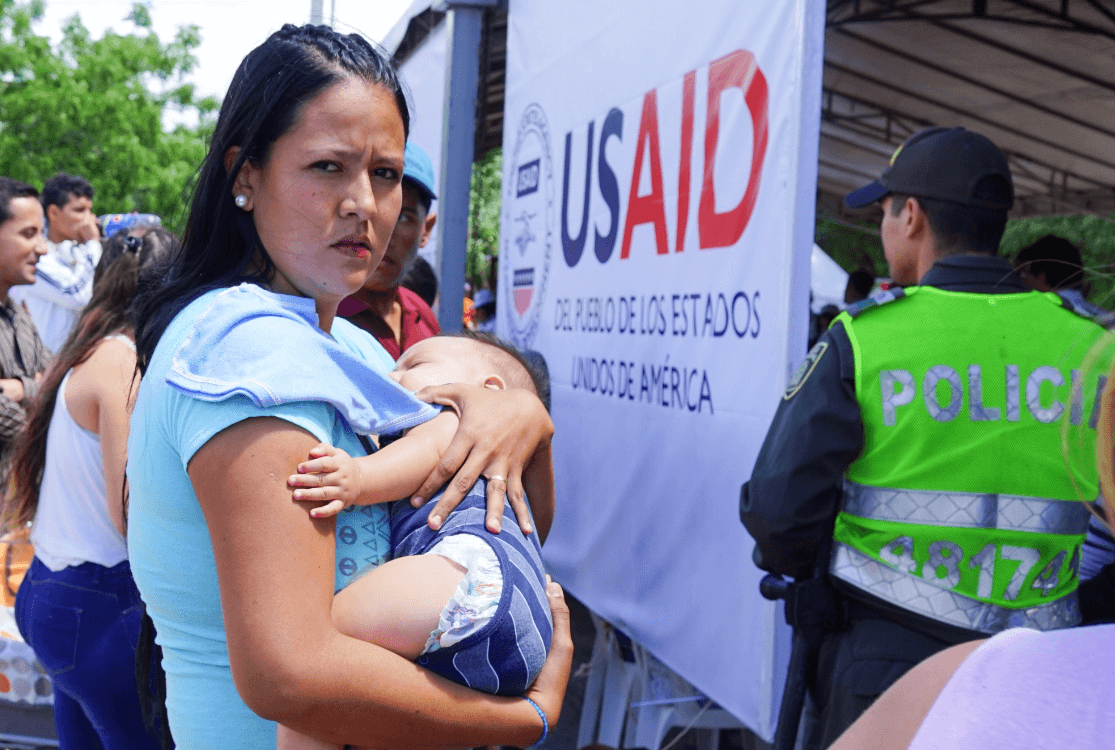 Madres venezolanas buscan ayuda en Colombia. (AP) 