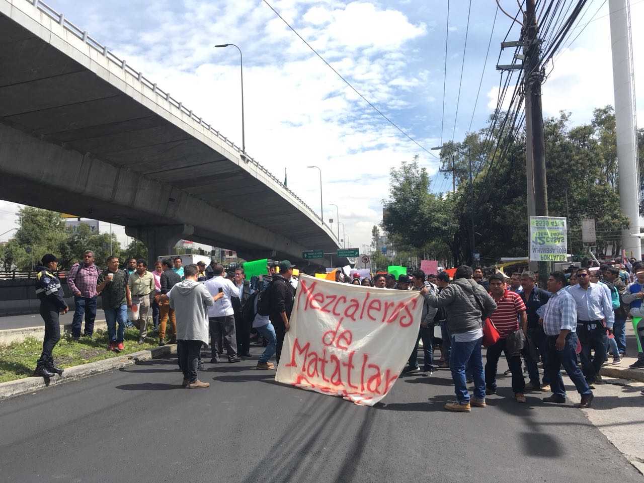 Manifestantes mezcaleros afectan el tránsito sobre Periférico Sur