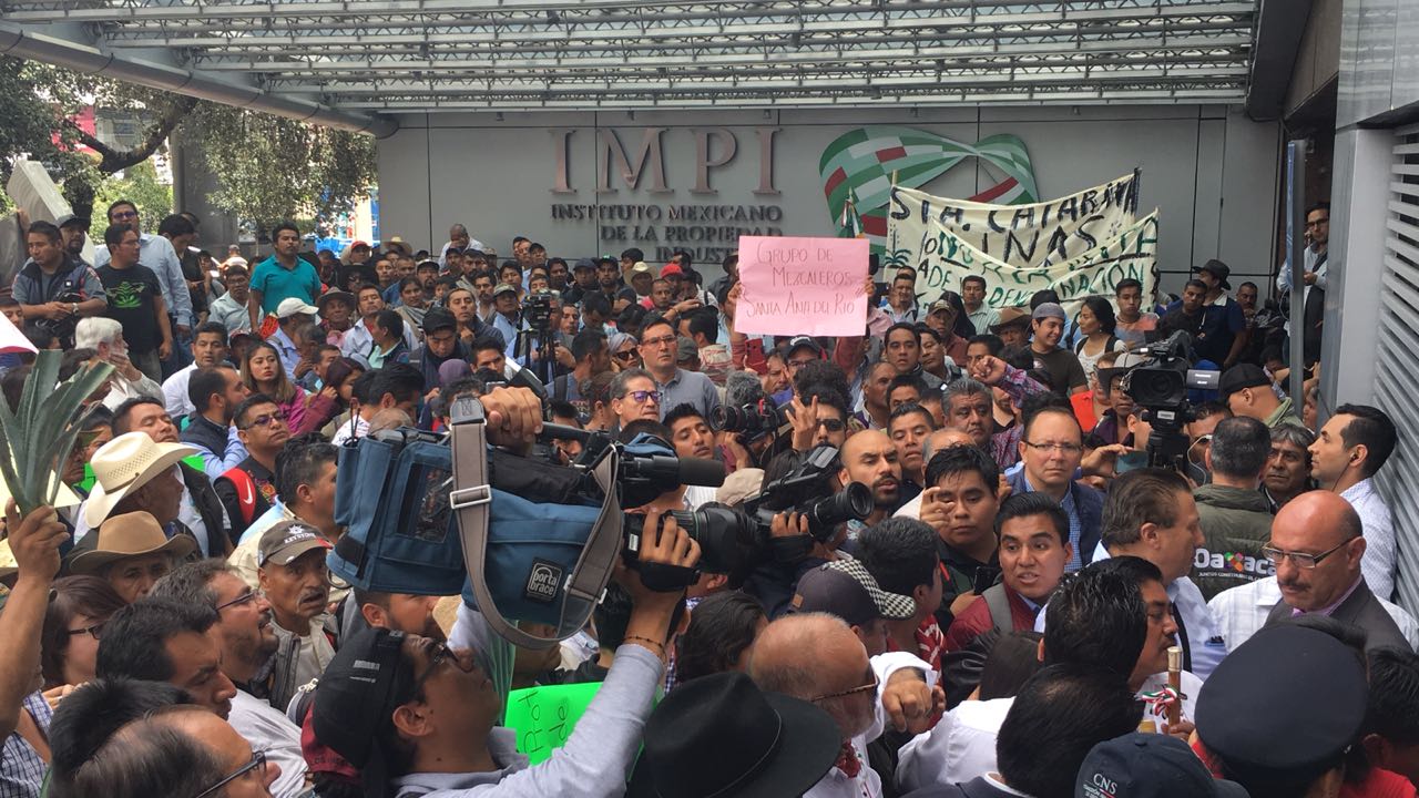 Manifestantes mezcaleros afectan el tránsito sobre Periférico Sur