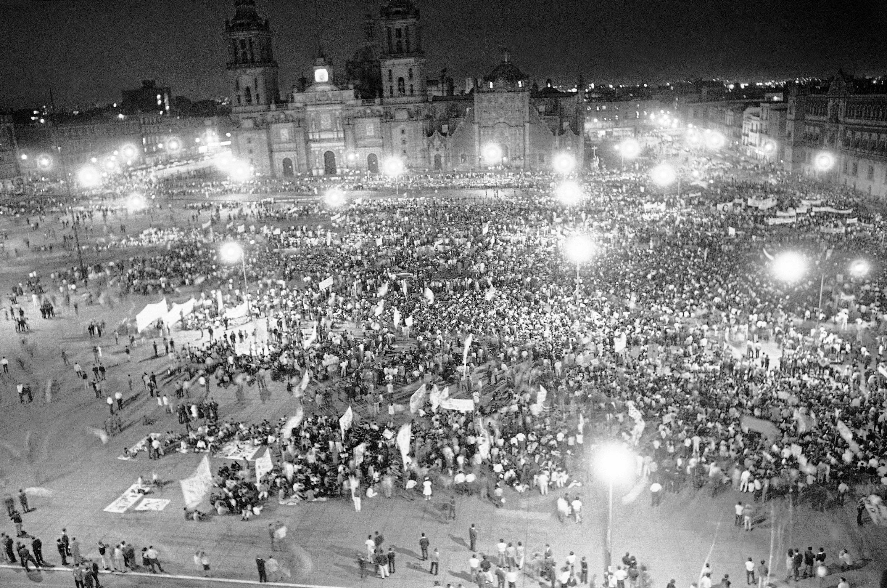 manifestaciones-zocalo-1968-estudiantes-jovenes-protestas-2-octubre-mexico-68