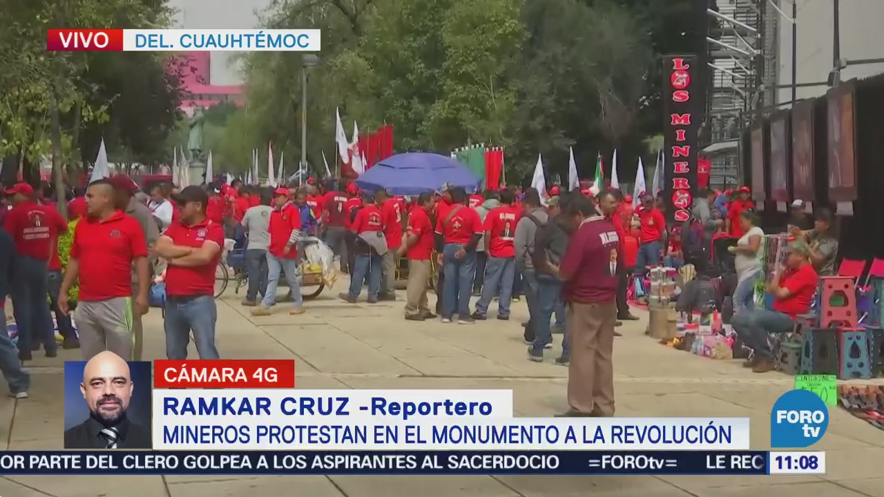 Manifestantes mineros protestan frente al Monumento a la Revolución