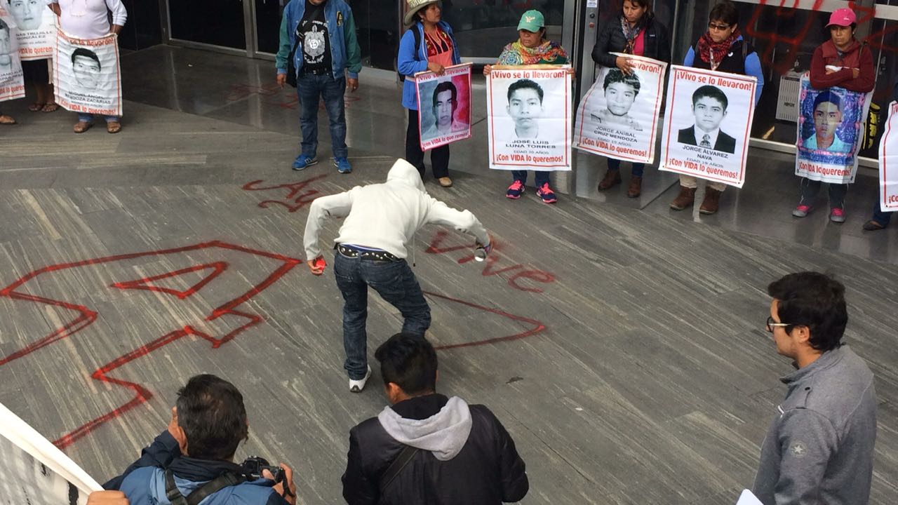 Manifestantes vandalizan edificio de PGR en CDMX; protestan por caso Ayotzinapa