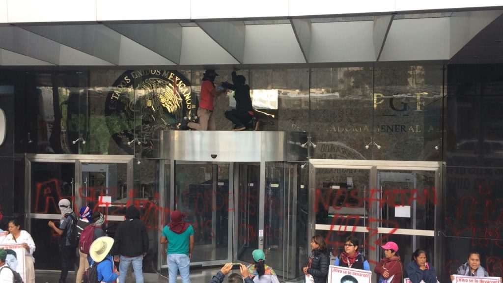 Manifestantes vandalizan edificio de PGR en CDMX