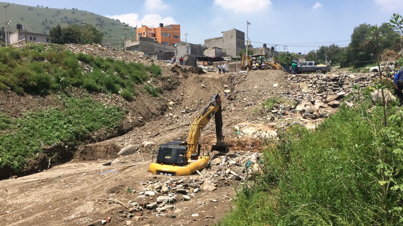 Inundaciones y lluvias en Chimalhuacán entierran retroexcavadora