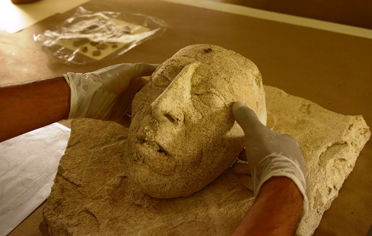 Descubren máscara de estuco de Pakal en Palenque, Chiapas