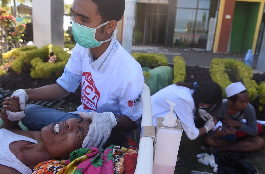 Sismo de magnitud 6.9 en Indonesia deja más de 100 muertos