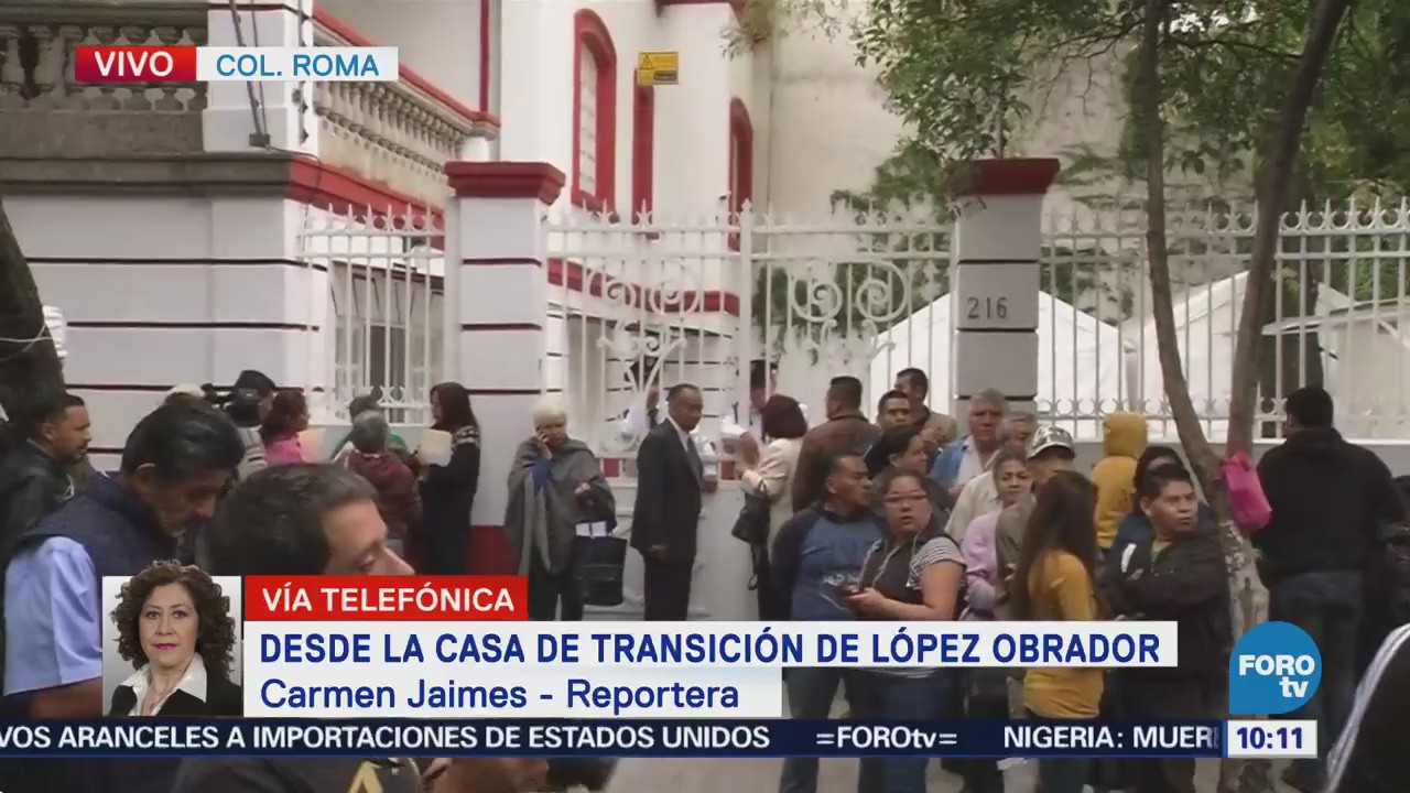 Medios de comunicación esperan llegada de López Obrador