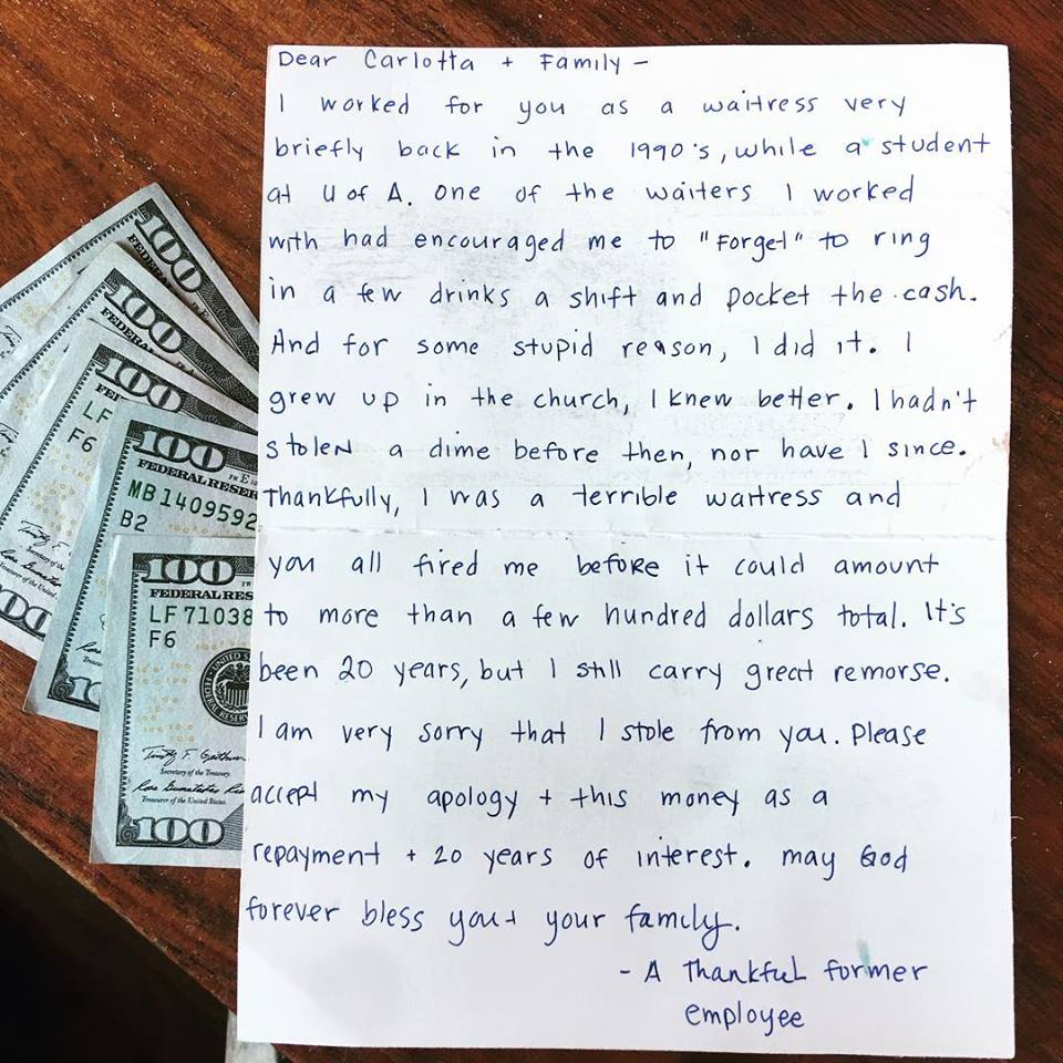 Mesera robó dinero y 20 años después lo devuelve con emotiva carta