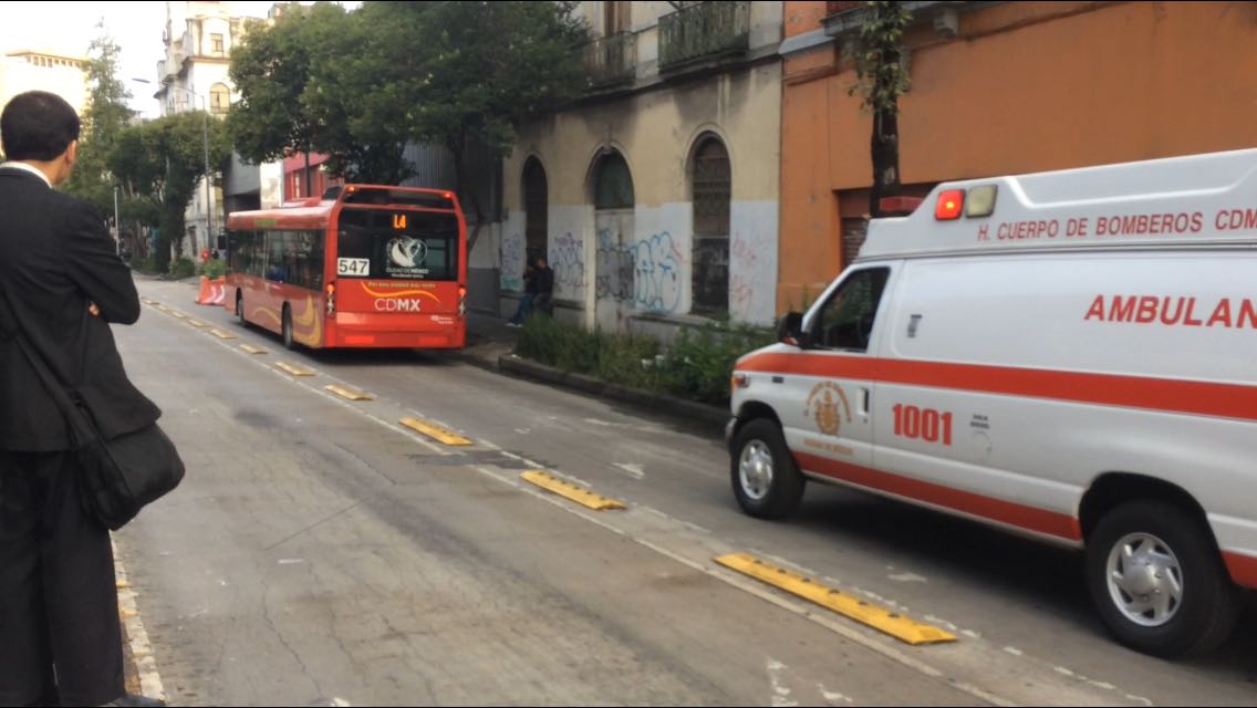Metrobús CDMX se pasa un alto y provoca accidente