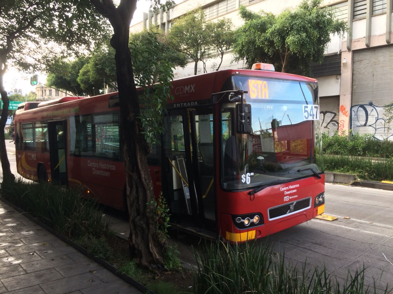 Metrobús CDMX se pasa un alto y provoca accidente