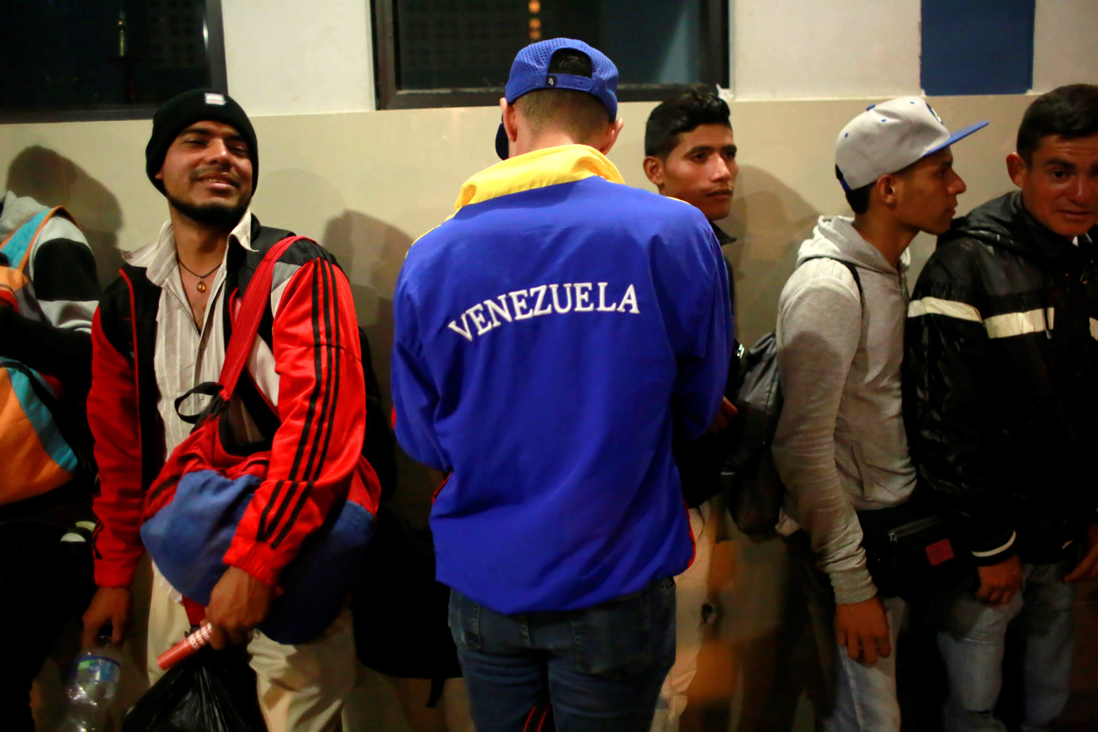 Migrantes venezolanos regresan de Perú en avión enviado por Maduro