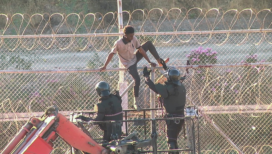 Más de 100 inmigrantes saltan la valla fronteriza de Ceuta