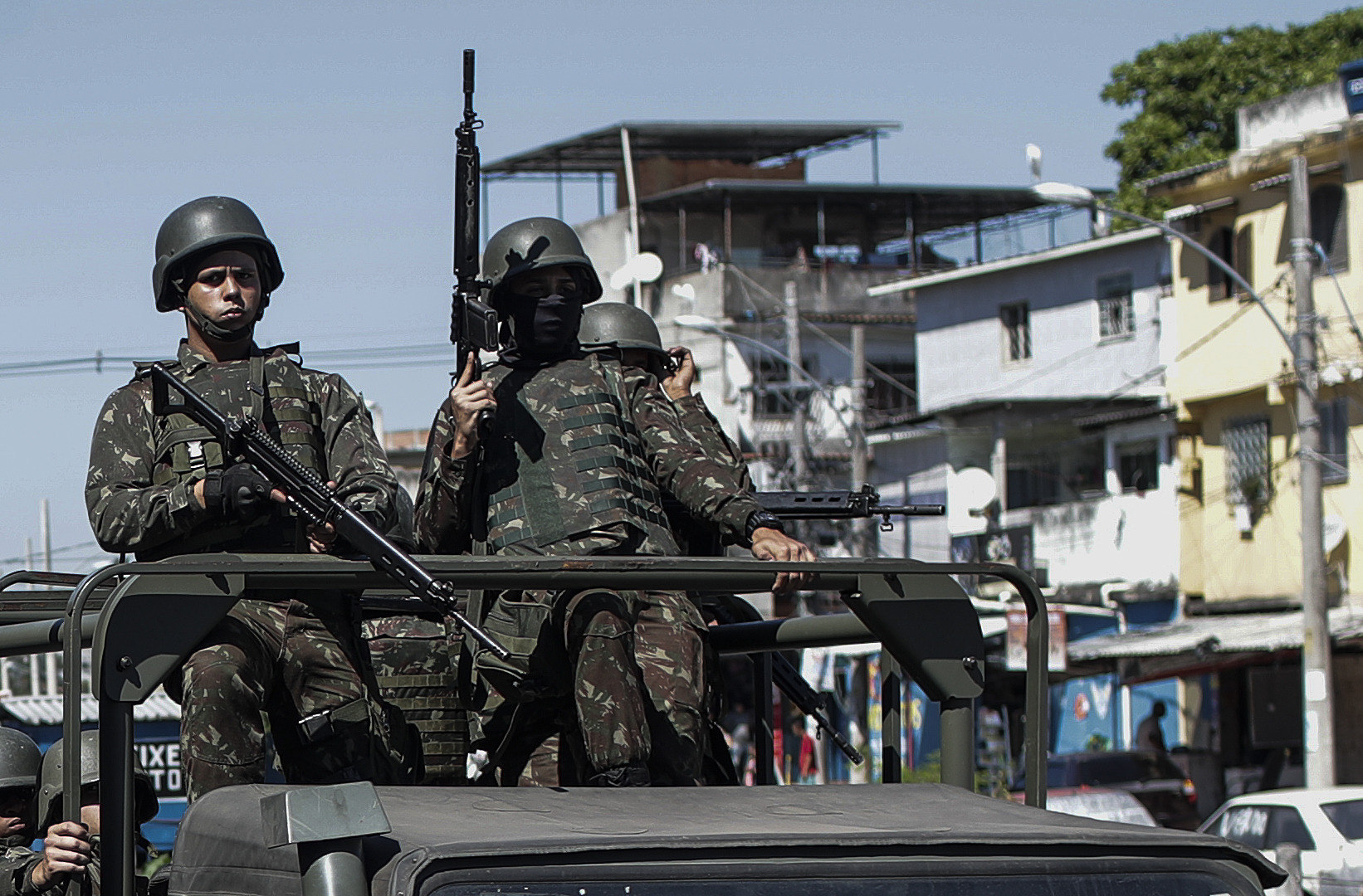 Militares ocupan favelas en Río de Janeiro, hay 60 detenidos