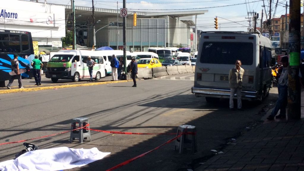 Mujer muere atropellada por microbús en la México-Tacuba