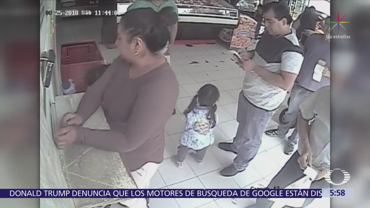 Mujer roba alcancía con propinas de un negocio en Azcapotzalco
