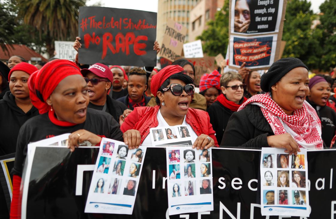 Marchan en Sudáfrica por suicidio de universitaria que había sido violada