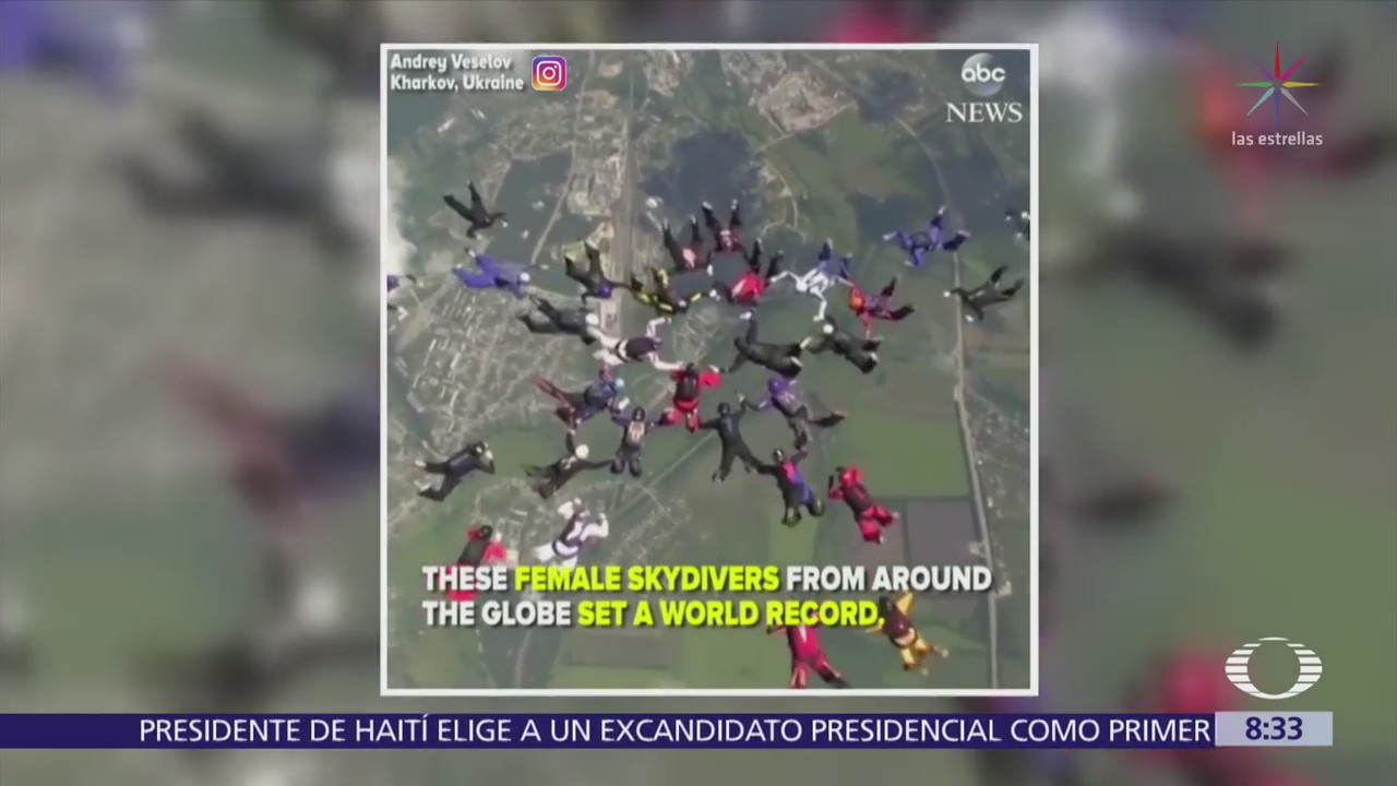 Mujeres rompen récord de paracaidismo en Ucrania