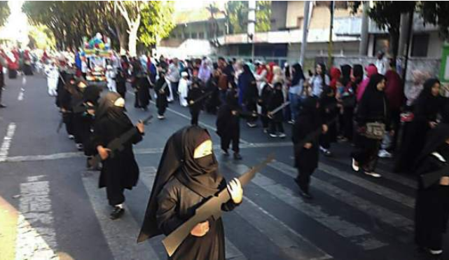 Ninas disfrazadas de muyahidín generan polémica en Indonesia