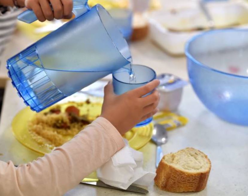 Niños bebe agua potable tienen mejor rendimiento escolar